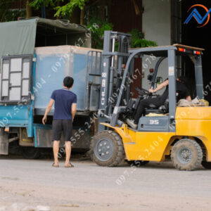 Quá trình dùng xe nâng vận chuyển máy tại Nghĩa Heniken