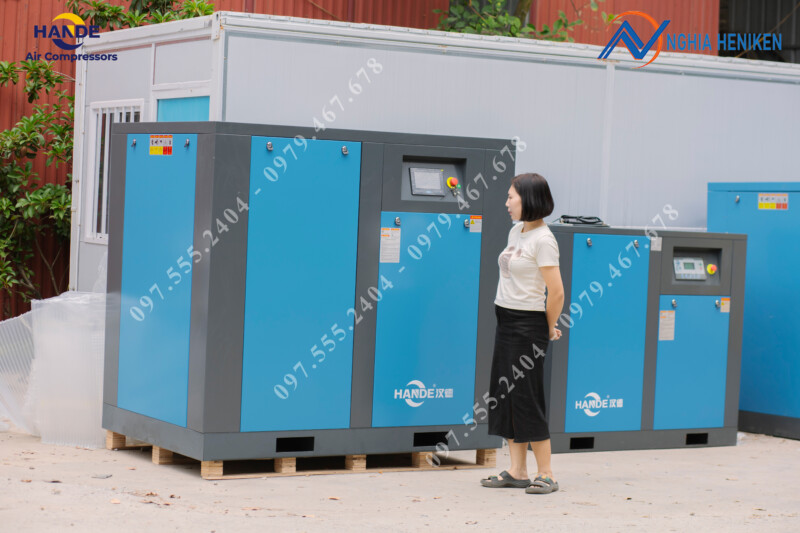 Máy nén khí trục vít thương hiệu Hande được lưu kho tại Nghĩa Heniken với nhiều mẫu mã